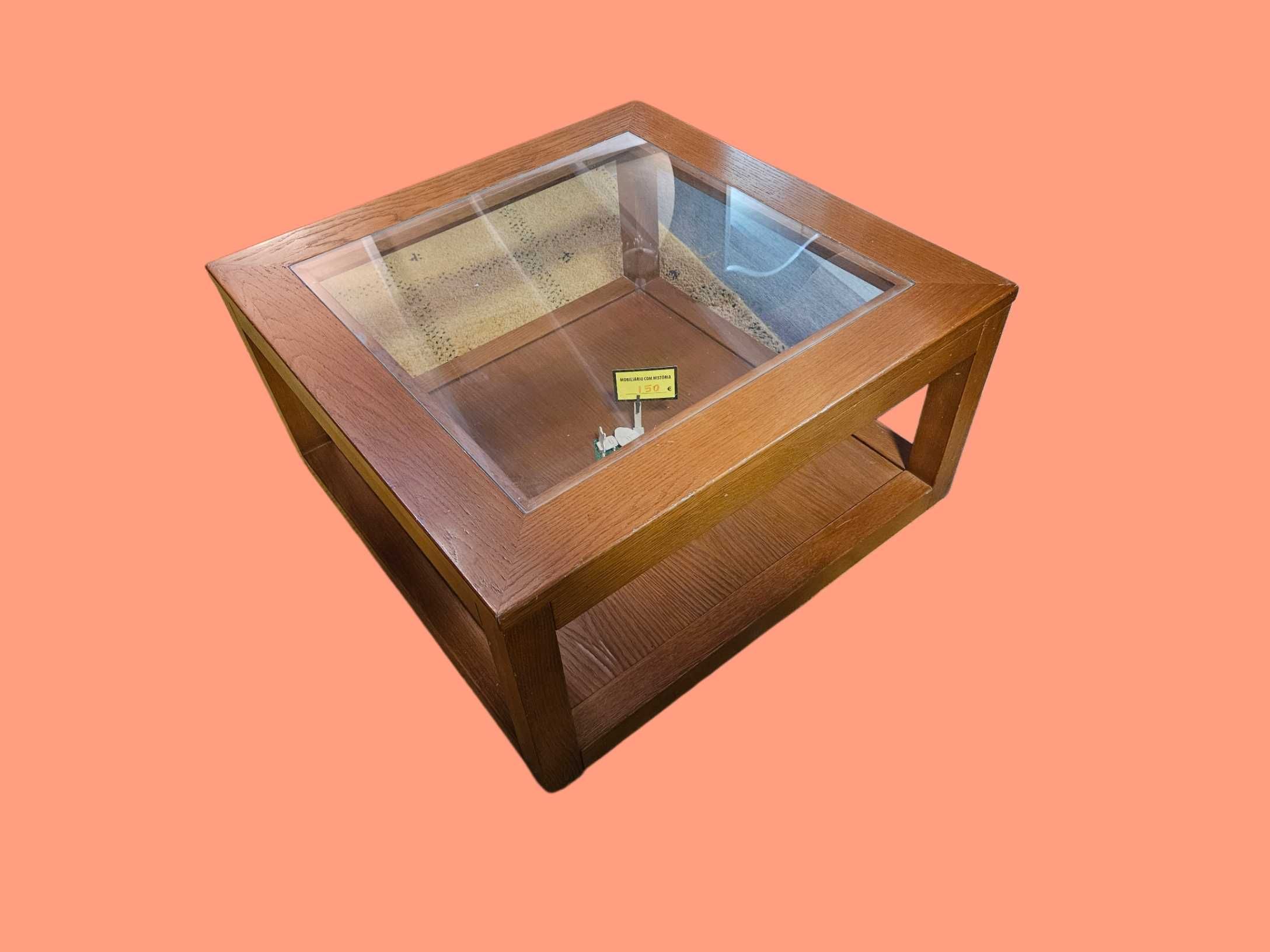 Mesa de centro quadrada em madeira com tampo em v