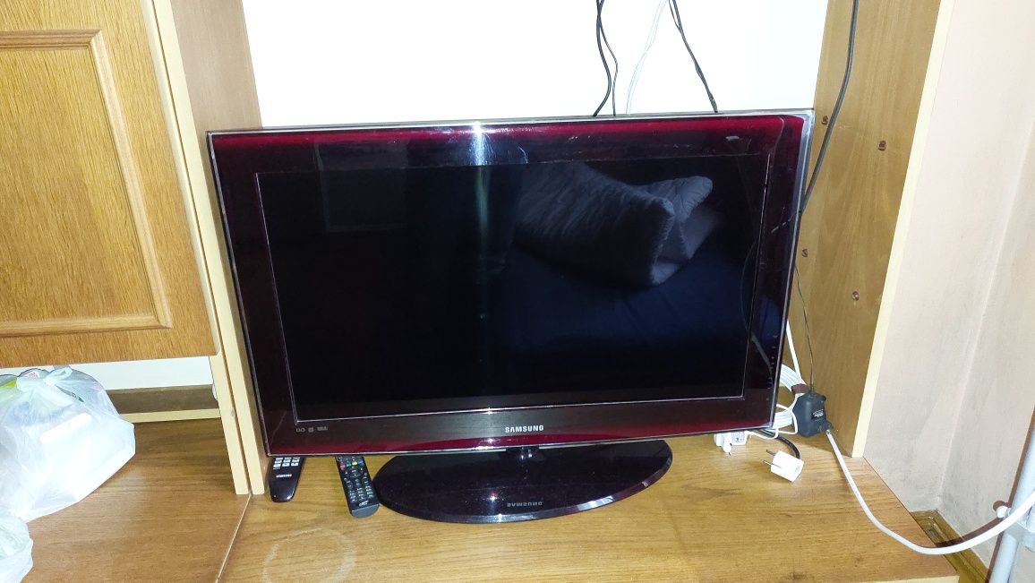 Telewizor LCD Samsung 32" Full HD + prezent!. Super stan .