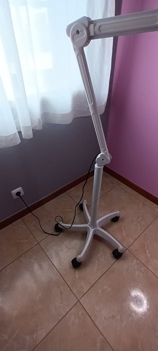 Lupa c/pé para estéticista