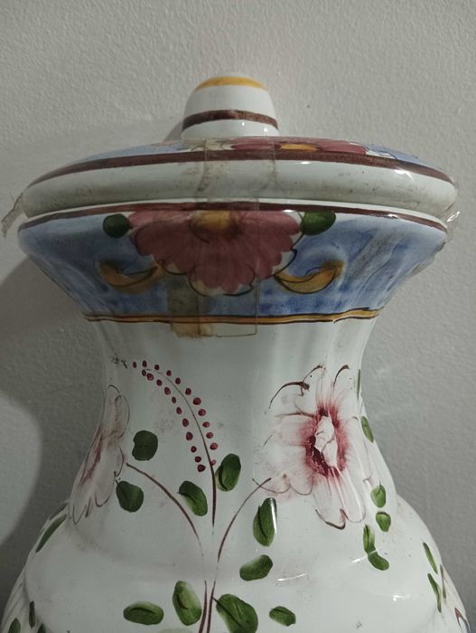 Peça de louça decorativa muito antiga