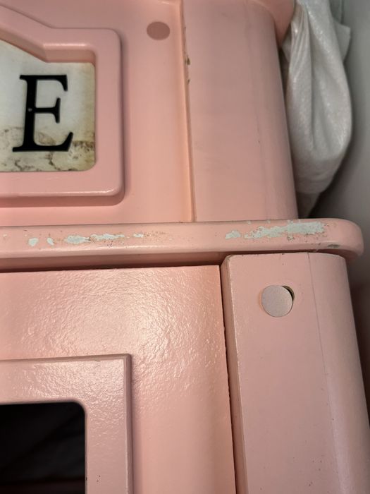 Rożowa telefoniczna budka angielska