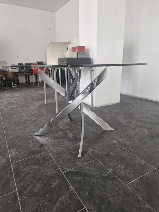 Mesa de vidro tem um 1.30m