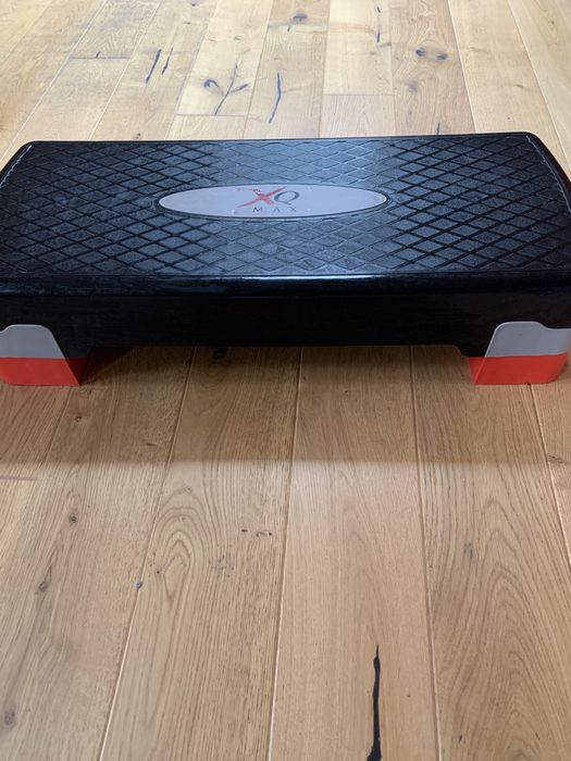 Step antyposlizgowy  do cwiczen z regulowana  wysokoscia