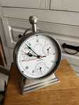 Zegar stołowy World Time funkcją zegarów światowych