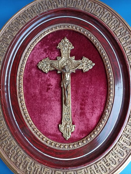 Moldura em madeira e veludo com crucifixo em latão