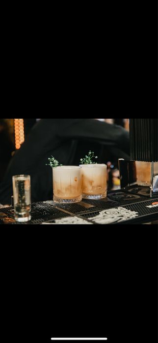 Barman na wesele cheers cocktail bar