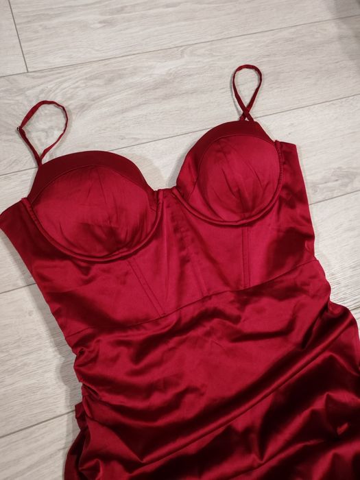 Стильне атласне плаття