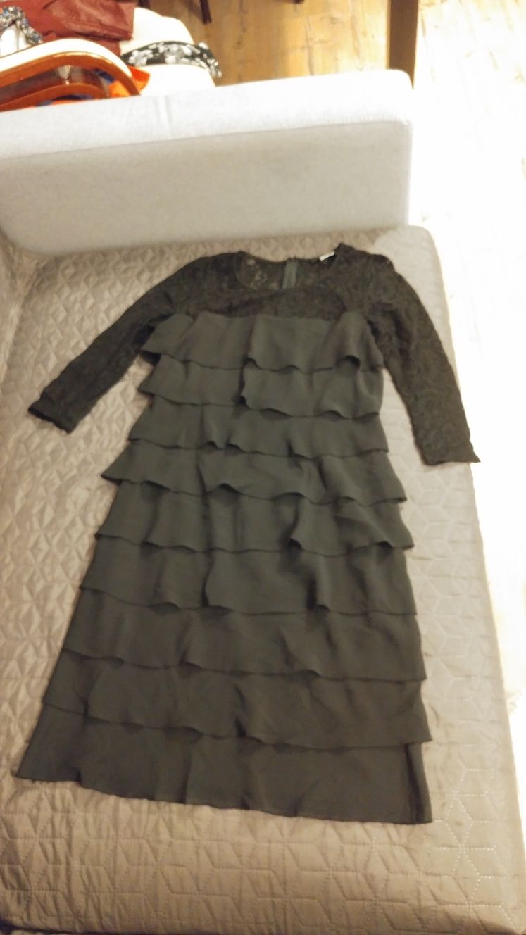 Czarna koronkowa sukienka z falbankami 38
