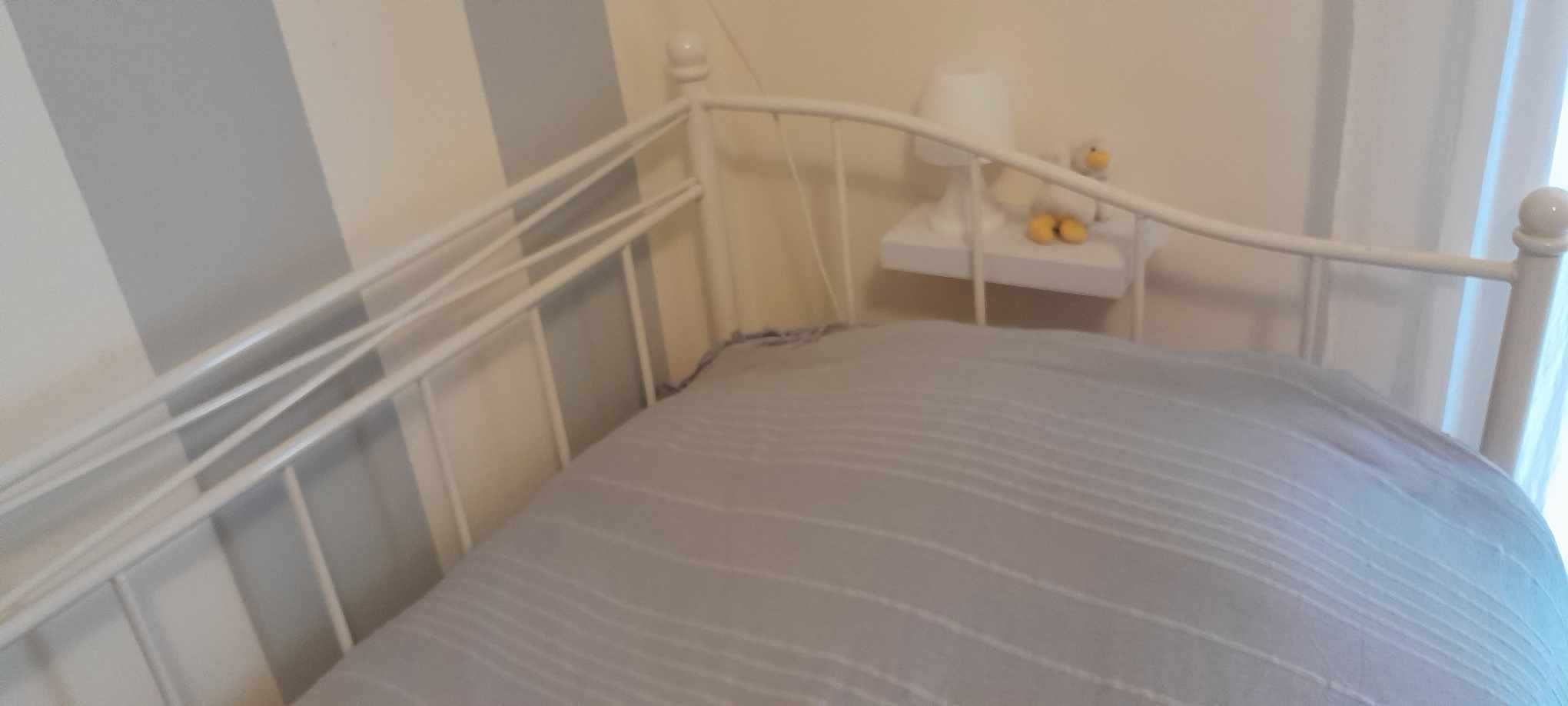Cama de ferro branca. Medida solteiro.