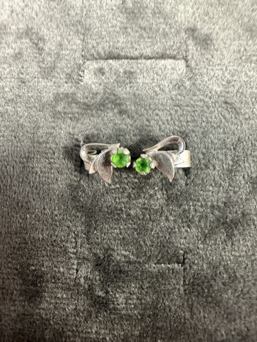 Срібні сережки гвинтики із зеленими фіанітами