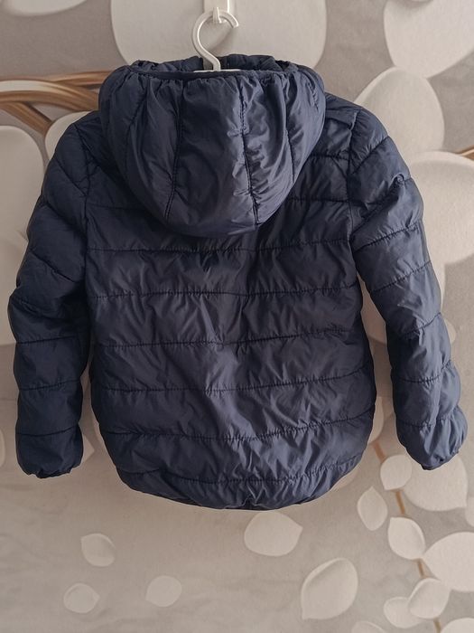 Granatowa kurtka chłopięca przejściowa z kapturem H&M rozmiar 98/104