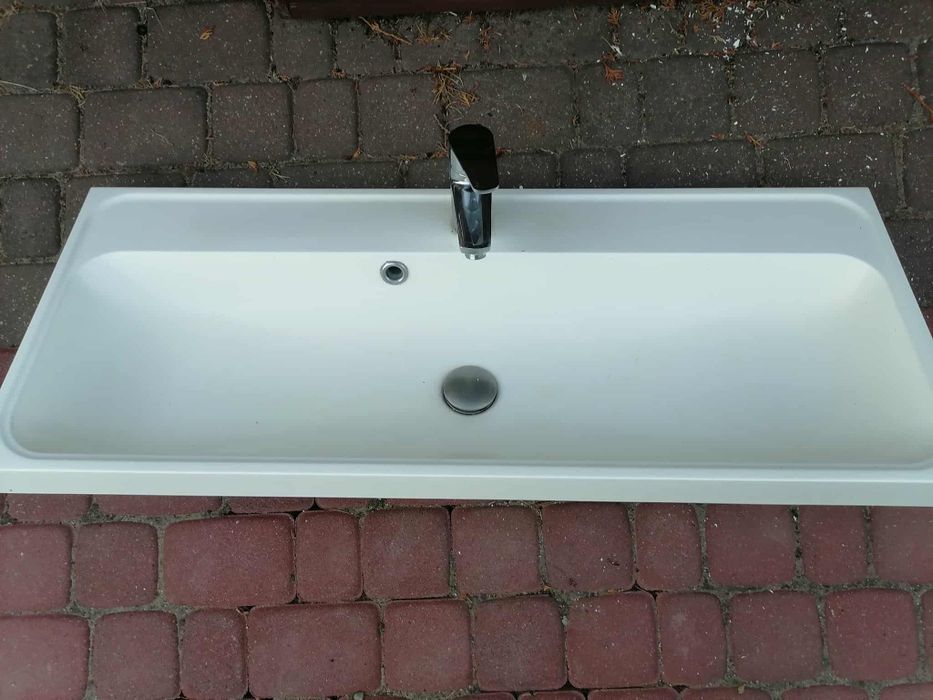 Umywalka łazienkowa z baterią