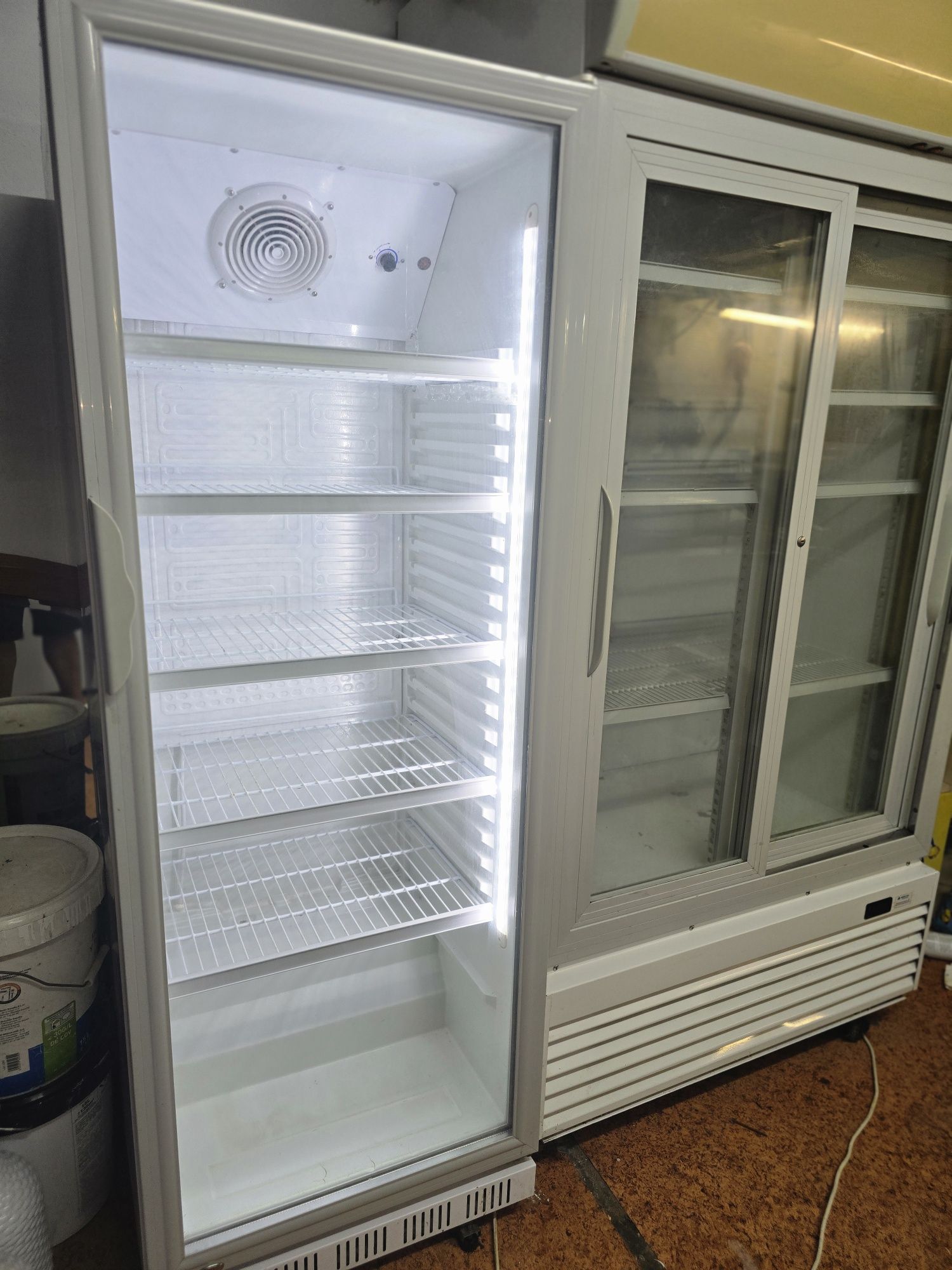 Frigorífico com porta de vidro
