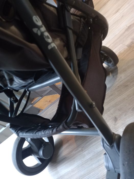 Bardzo fajny wózeczek spacerowy lekki składany firmy joie z daszkiem