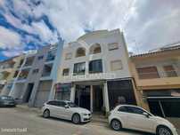 Fração Comercial transformada em apartamento T4 - Lagoa