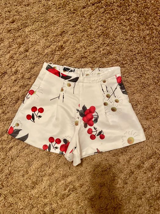 Білі шорти високої посадки з яскравим принтом