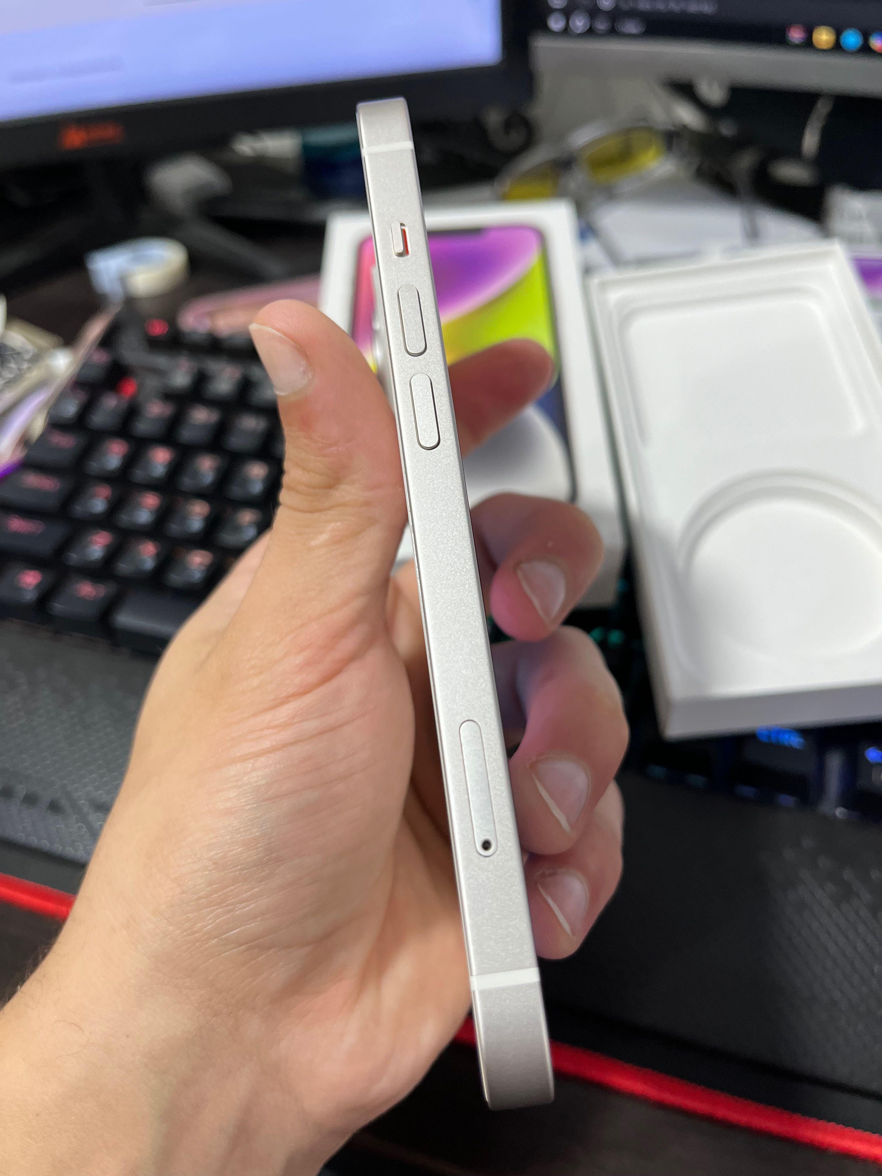 Майже новий iPhone 14 128gb Starlight неверлок