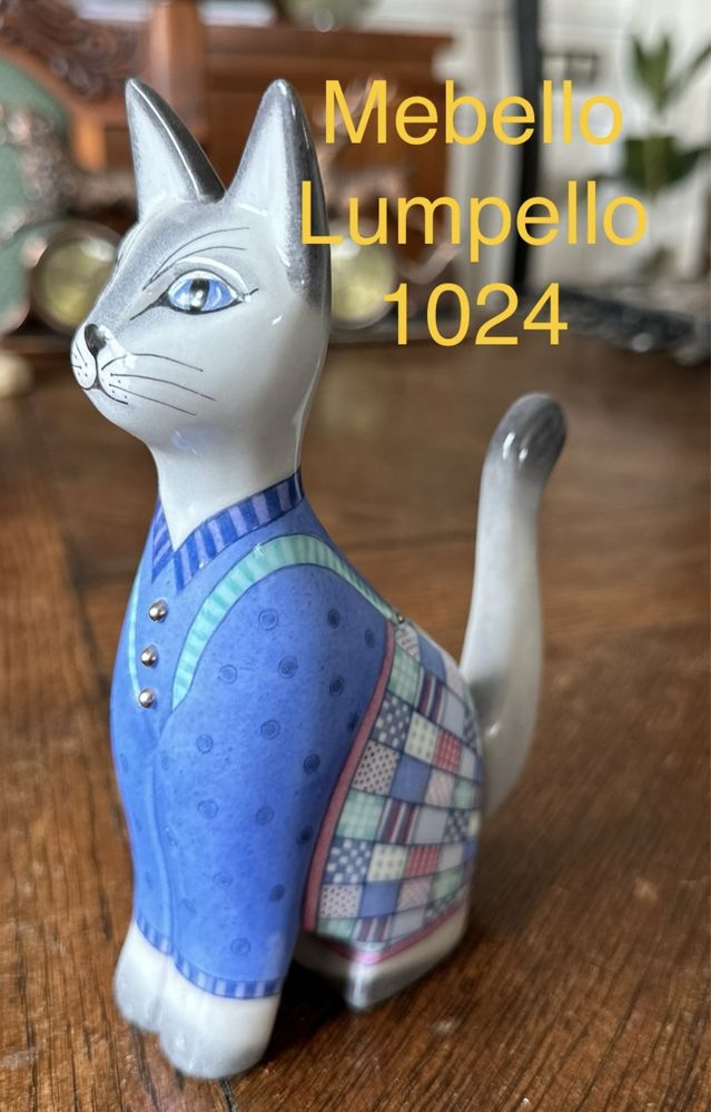 Figurka kot sygnowany ubrany w sweterek dekoracja 1024