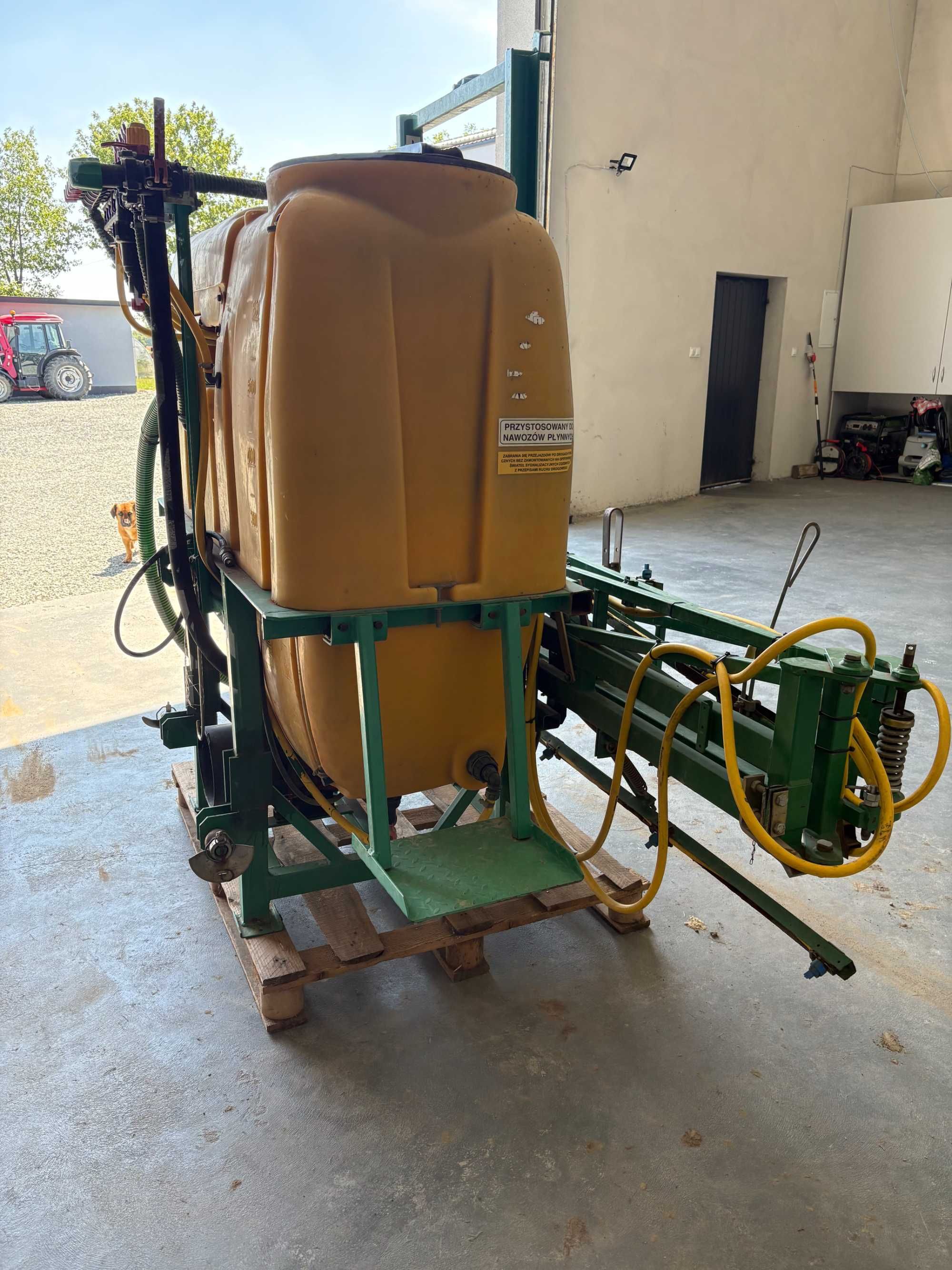Opryskiwacz 615 hydraulicznie podnoszona belka