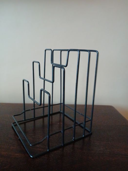 Metalowy stojak na deski do krojenia