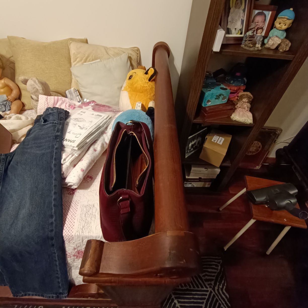 Cama antiga de encostar á parede.