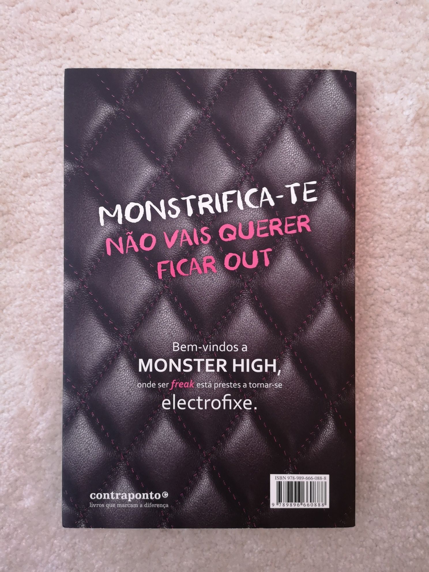 Livro "Monster Hight. Uma escola diferente"