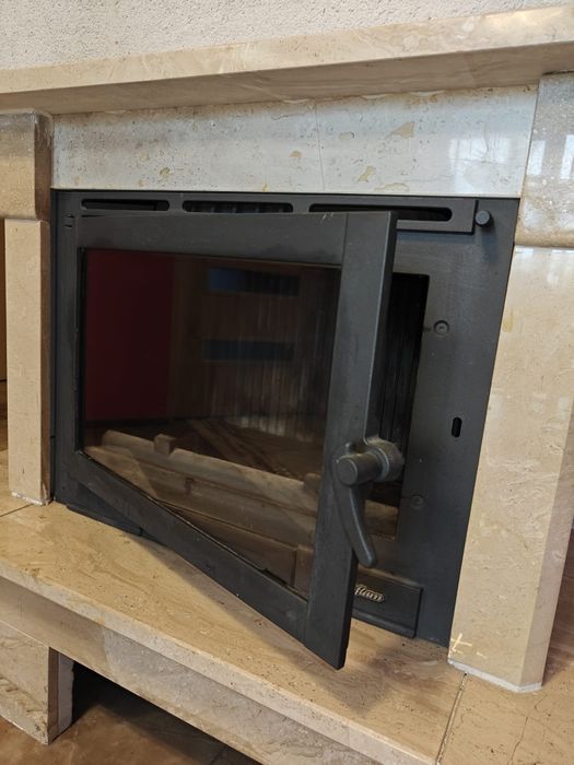 Wkład kominkowy z obudową z marmuru. Nordflam 24kW