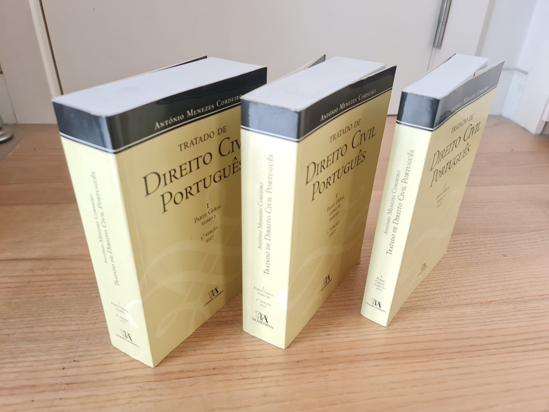 Tratado de Direito Civil - António Menezes Cordeiro - Tomo I, III, IV