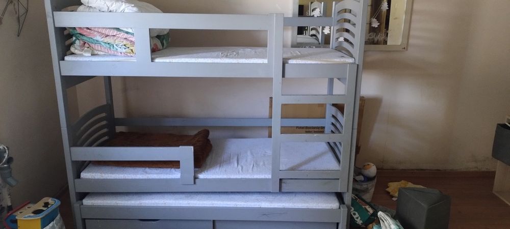 Łóżko piętrowe z trzecim wysuwanym i szufladami i materacami