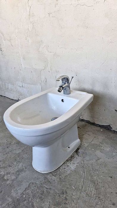Bidet z baterią koło