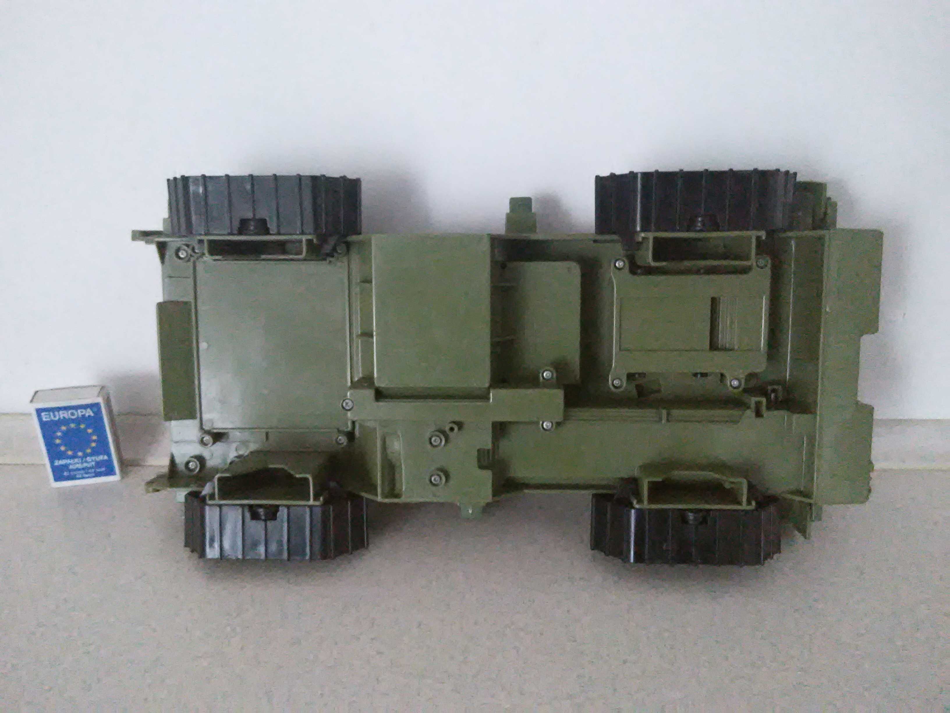 model 1998 MATCHBOX Mattel pojazd gąsienicowy wojskowy kosmiczny czołg
