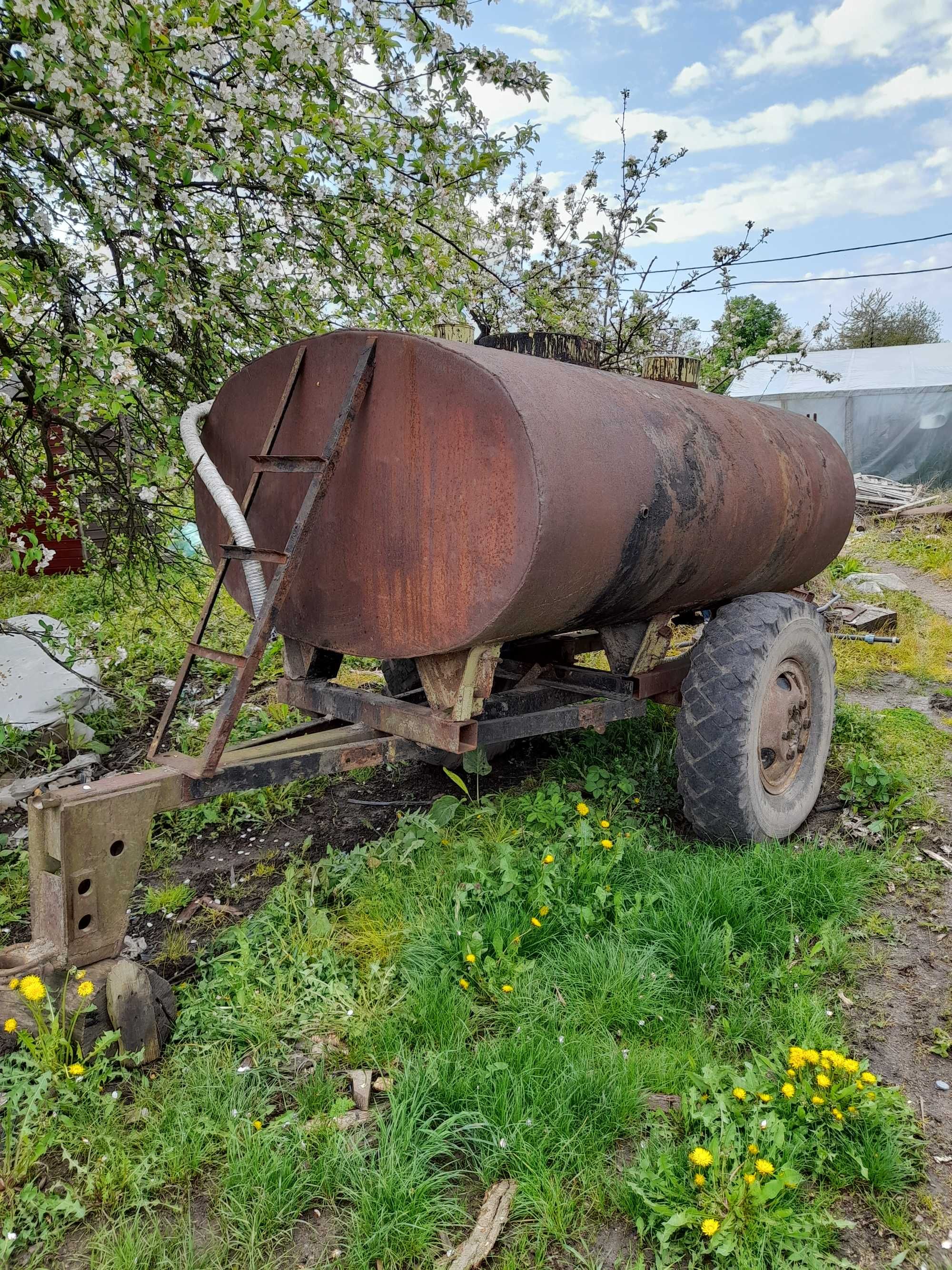 Трактор, бочка, причіп