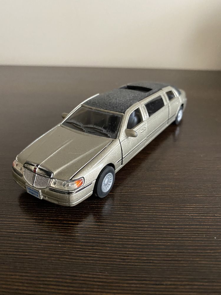 Lincoln 1999 rok limousine model kolekcjonerski skala 1/38