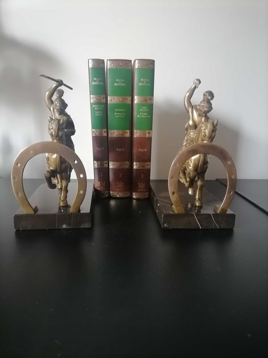 Cerra livros em mármore e bronze