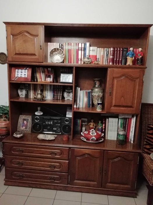 Estante em Castanho Maciço