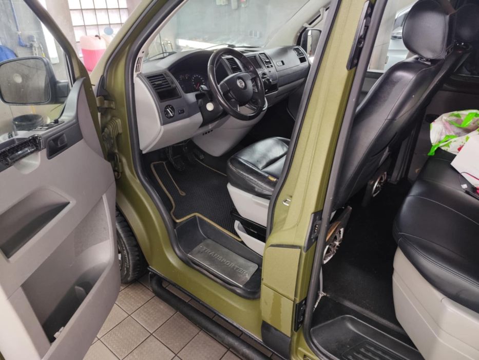 VW T5 2007r./5 os/Wersja Long/Drzwi przesuwne z obu stron/Raptor Khaki