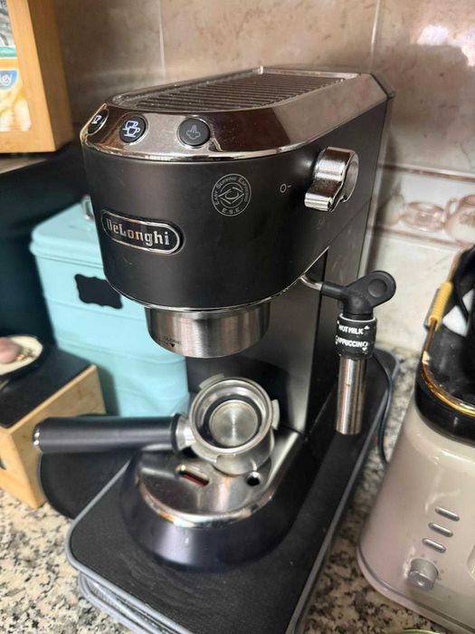 Máquina de café expresso DELONGHI