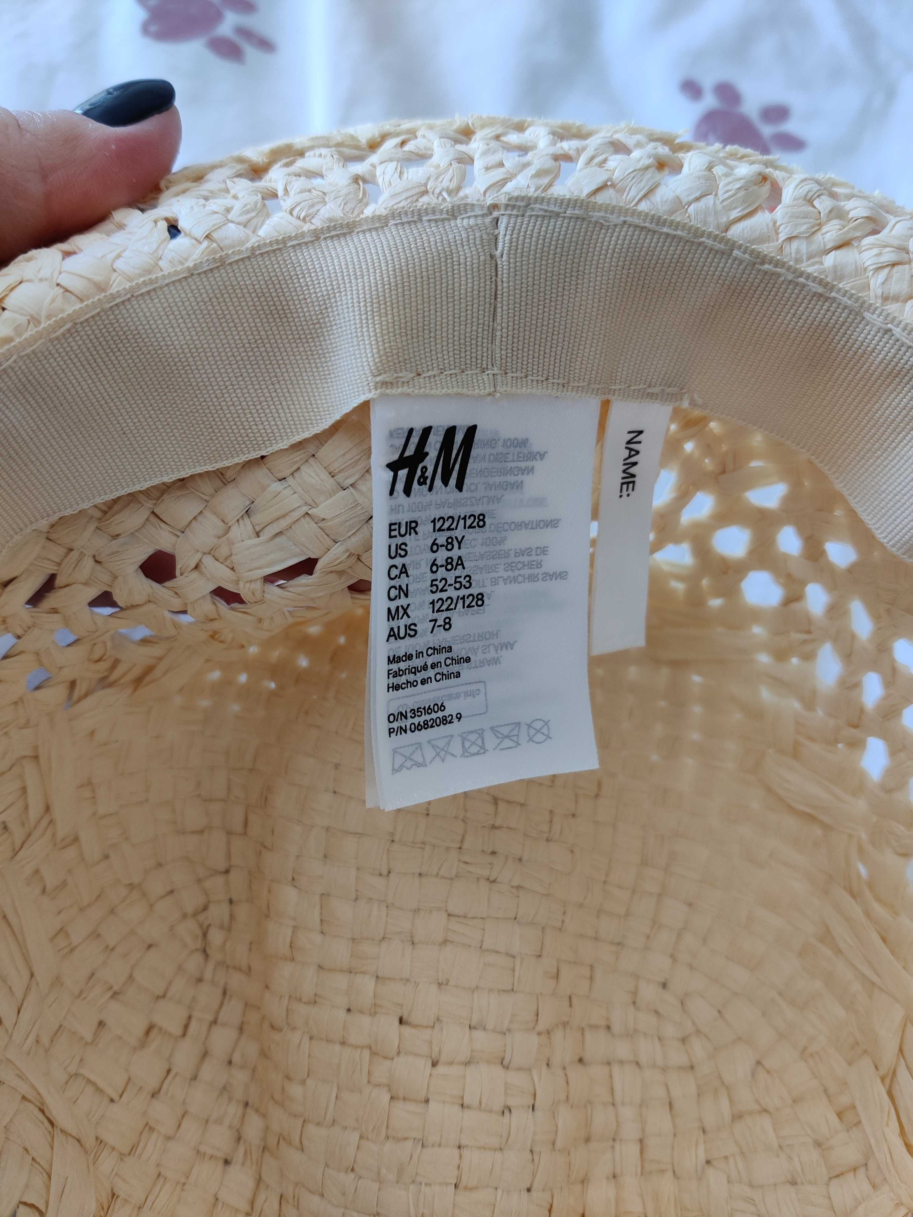 Chapéu de palhinha com berloques da H&M