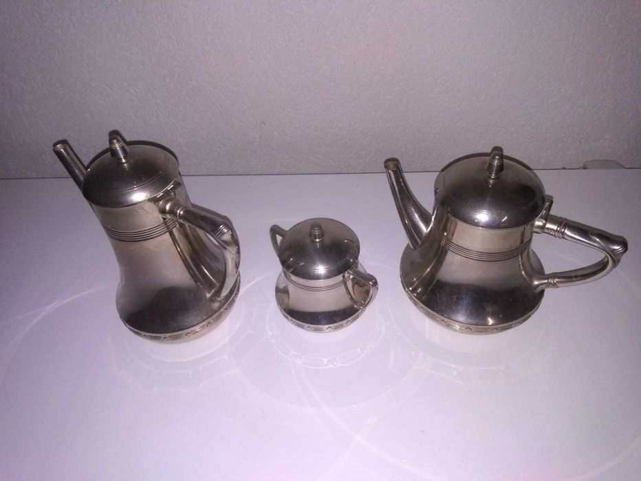 Conjunto de cafeteiras chá e café.