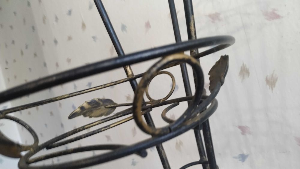 Кованная подставка для цветов и вазоны