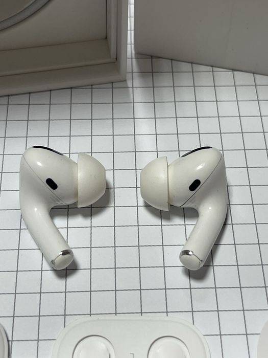 Продам оригінальні Apple AirPods Pro with MagSafe Charging Case