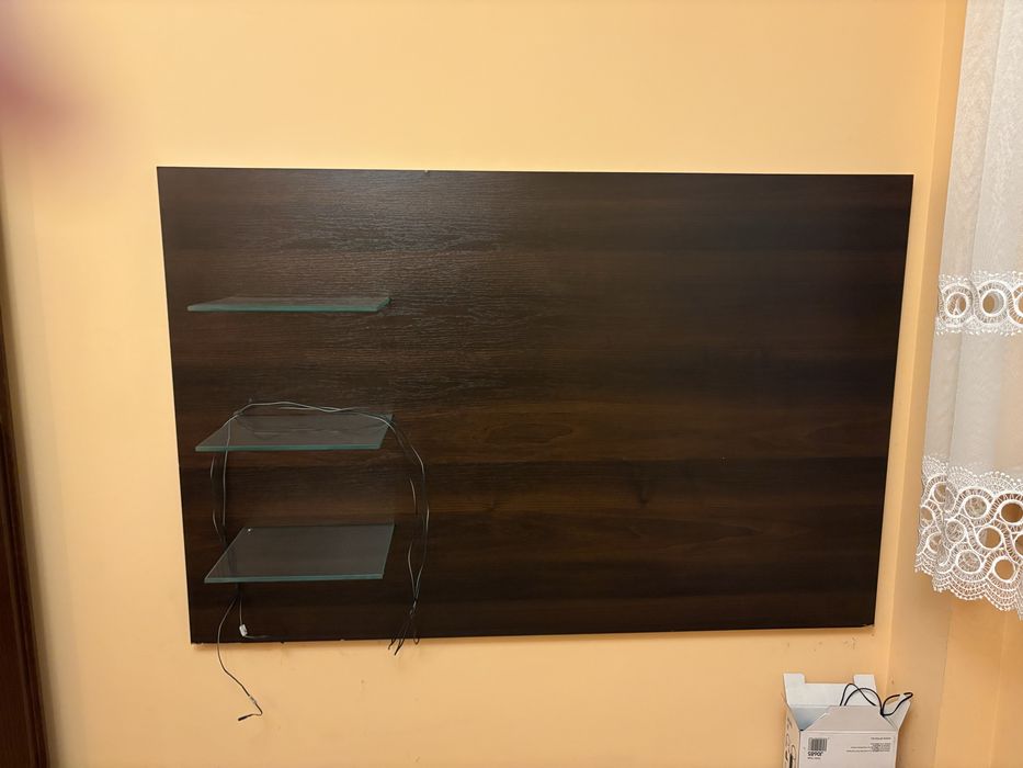 Szklane półki na drewnie