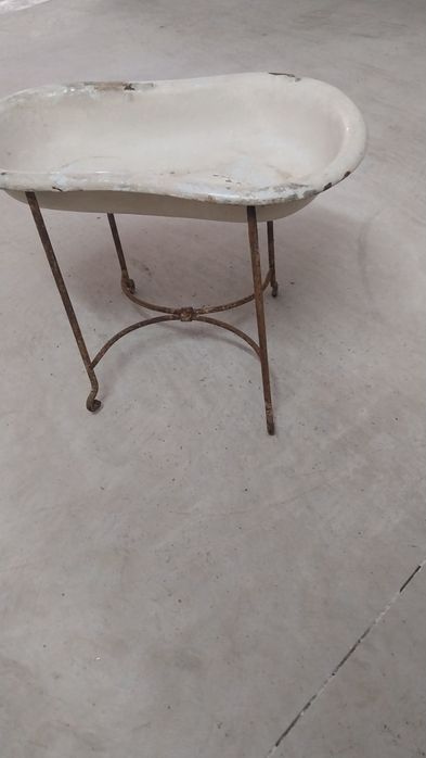 Antigo bidé em esmalte