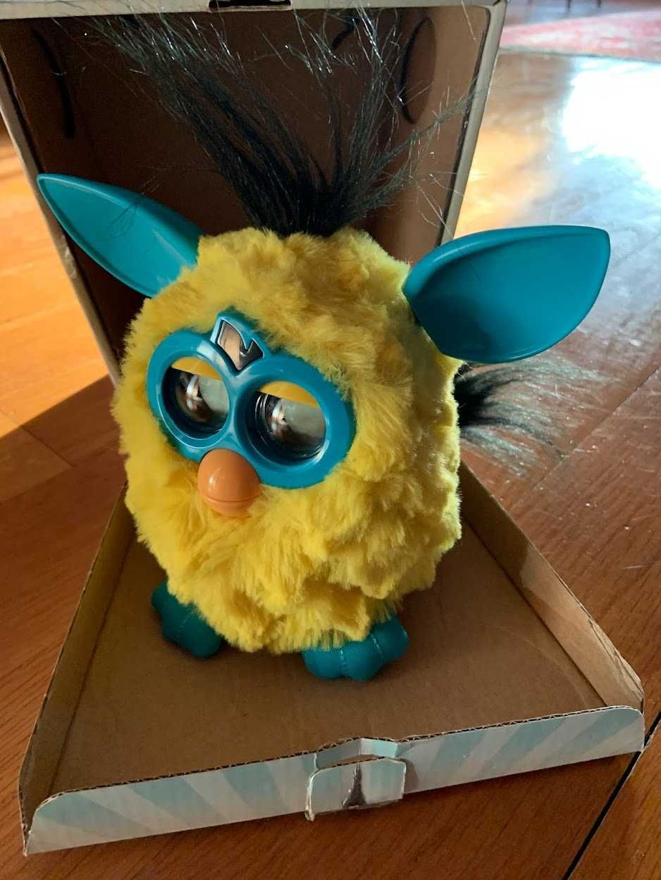 Furby sem uso e com a embalagem original