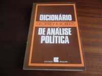 "Dicionário de Análise Política" de Geoffrey K. Roberts