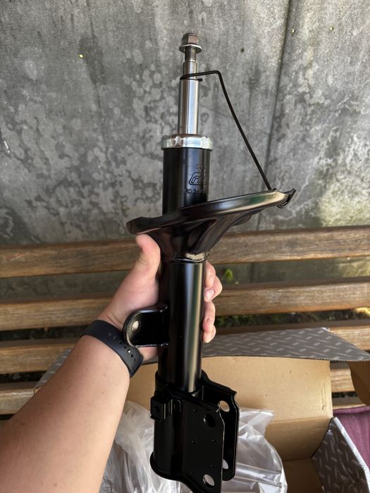 Стійка амортизатора передня права kia sportage 2 hyundai tucson 1