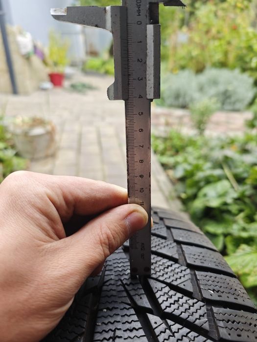 Продам комплект зимових шин Hankook Winter i*cept iz2 235/45 R17