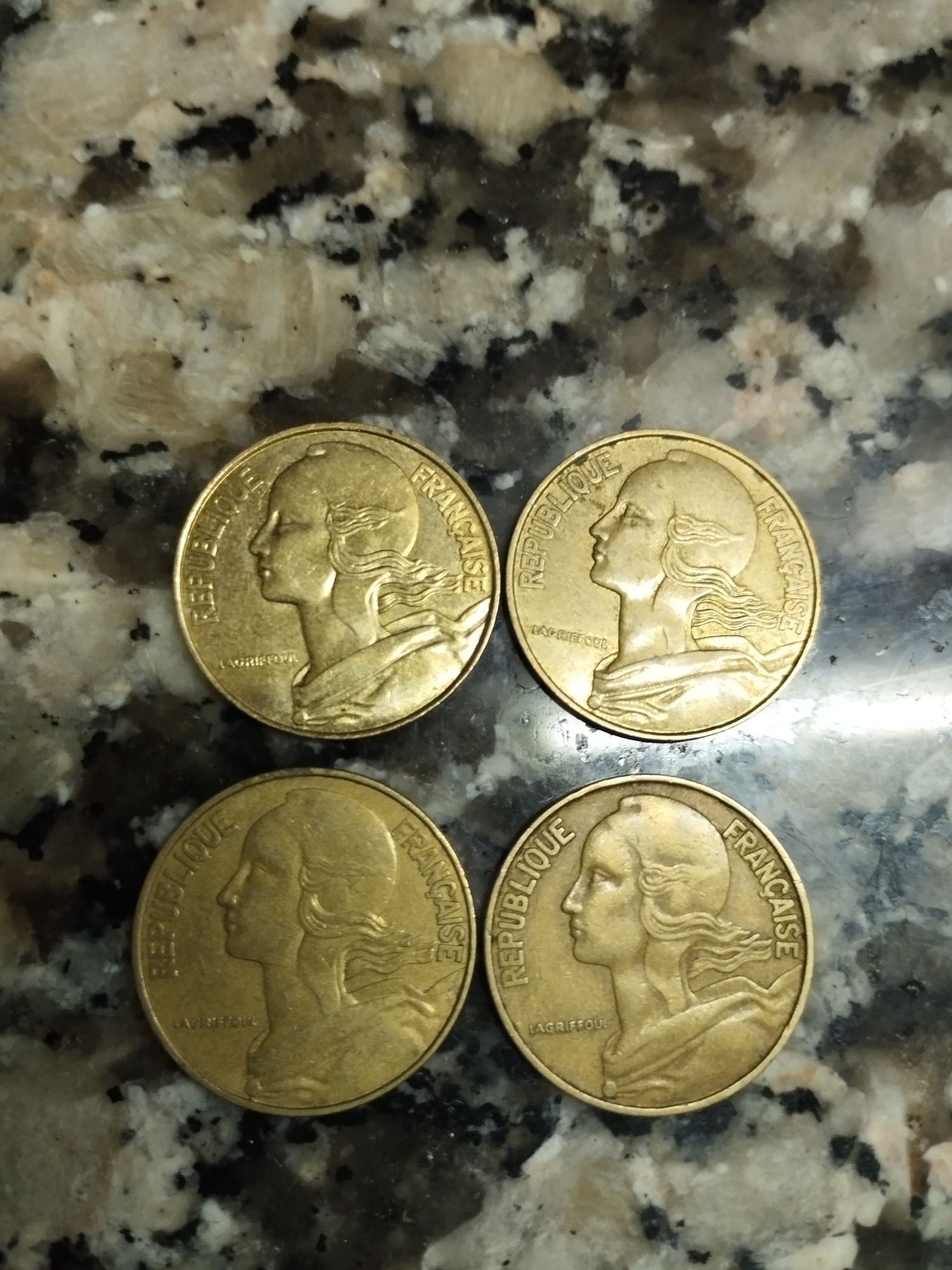 Vendo moedas antigas e raras.