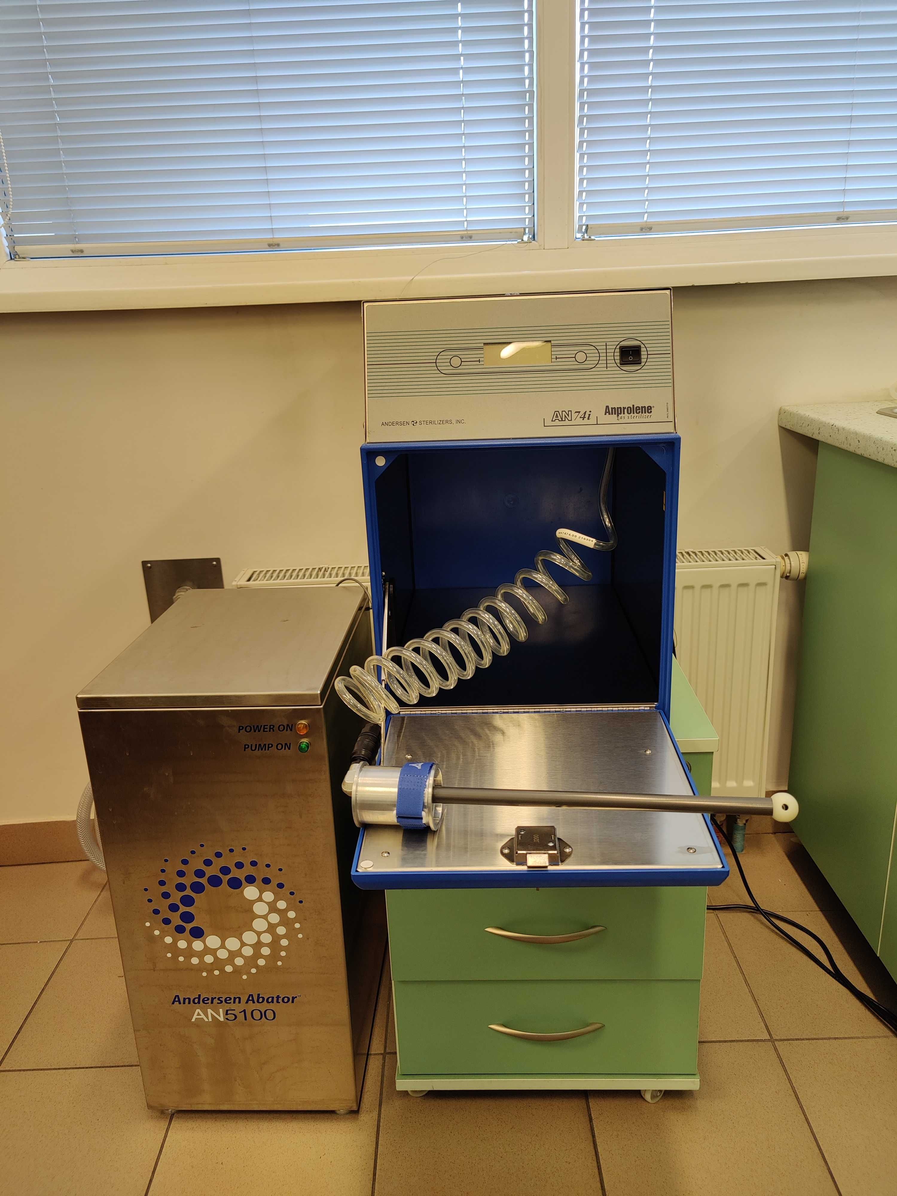 Sterylizator gazowy nastołowy z neutralizatorem, laboratorium