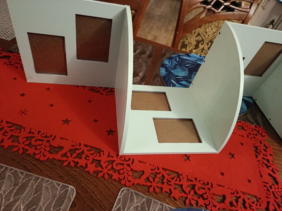 Półka narożna na zdjęcia